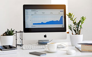 九游电脑版-一曼城球迷拿着印有阿森纳标志的空饮料瓶，边痛饮边庆祝