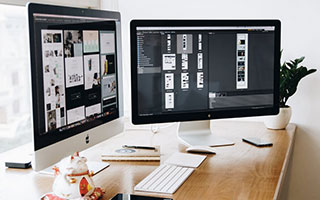 九游电脑版-一曼城球迷拿着印有阿森纳标志的空饮料瓶，边痛饮边庆祝